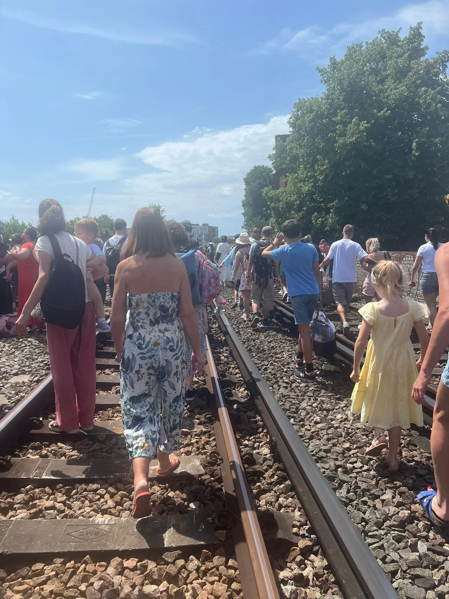 Las personas tuvieron que caminar sobre las vías y bajo el intenso sol / Especial