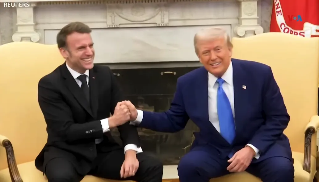 Los apretones de mano son la causa del moretón / Redes Sociales