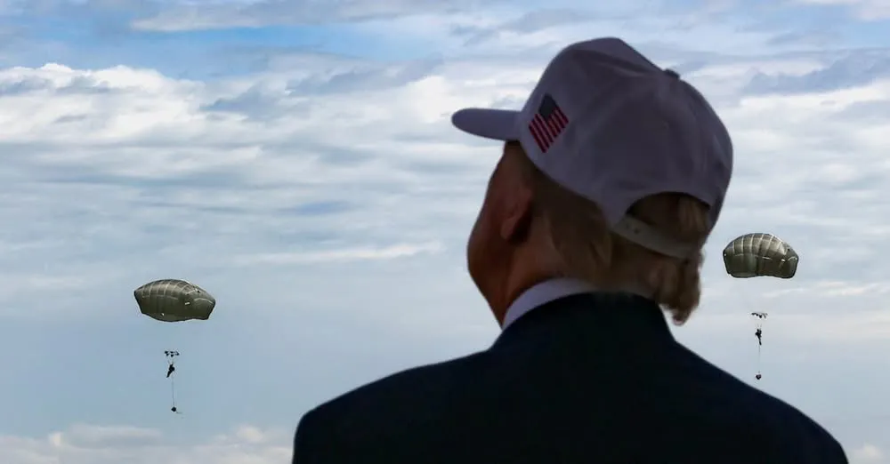 El mandatario se veía contento con el desfile que realizó / Redes Sociales