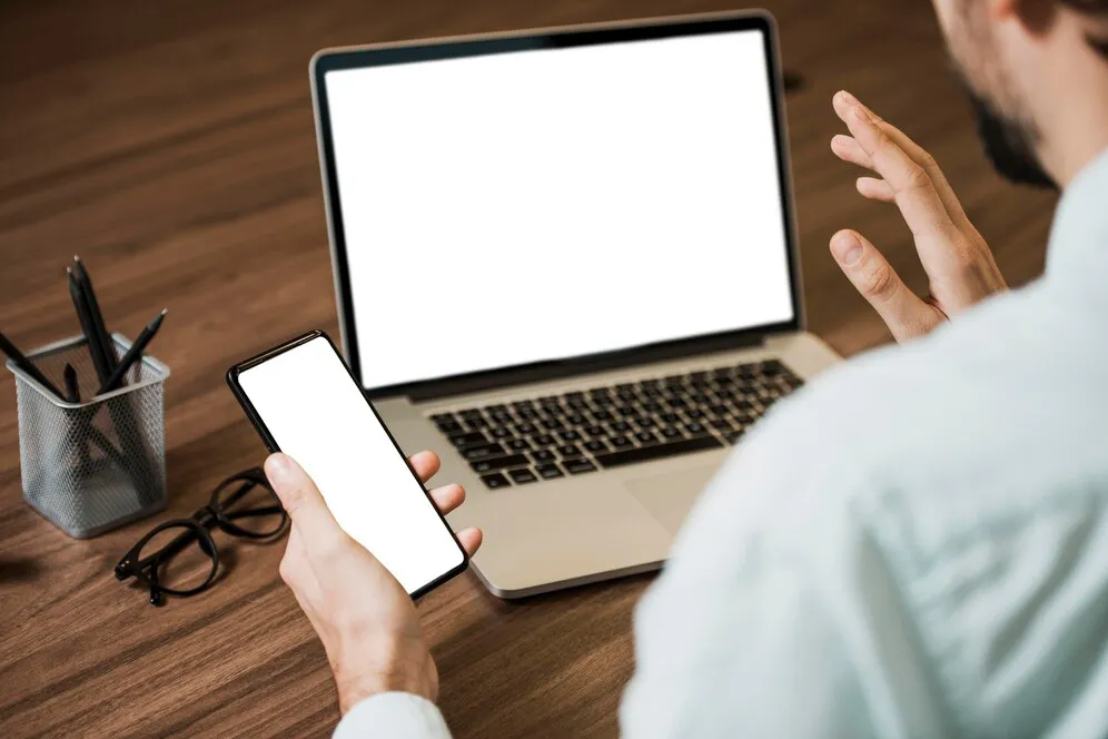 Estados Unidos busca recuperar las empresas como Apple / FREEPIK