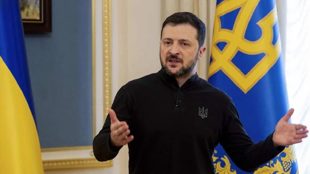 Zelenskyy dice que no lo han incluido en las negociaciones para acabar con la guerra/AP
