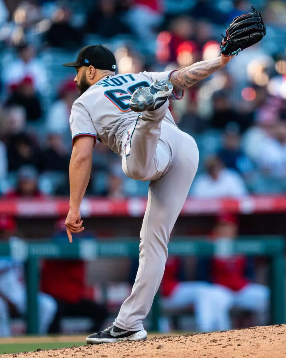 Tanner Scot con Miami Marlins