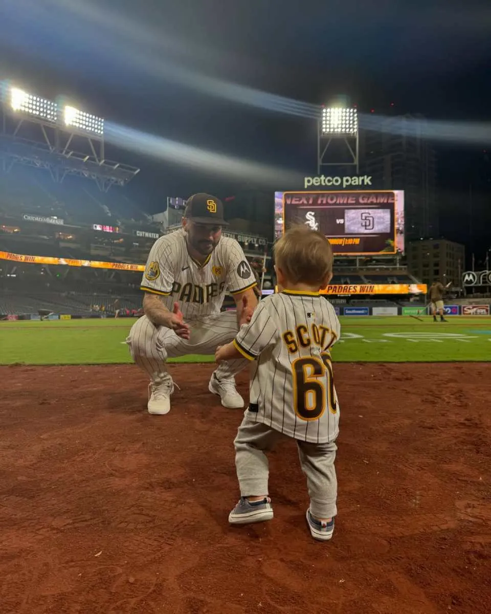 Tanner Scott con su hijo como jugador de San Diego
