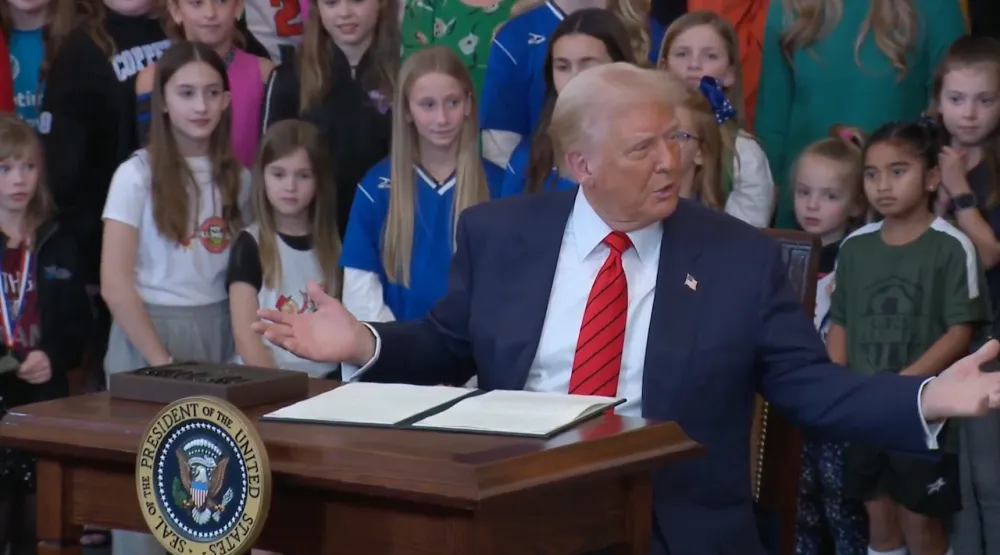 Donald Trump firmando orden ejecutiva / Redes Sociales