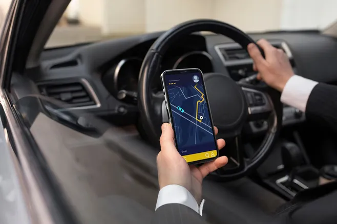 Uber aumentará el costo de los viajes dependiendo la ciudad / FREEPIK