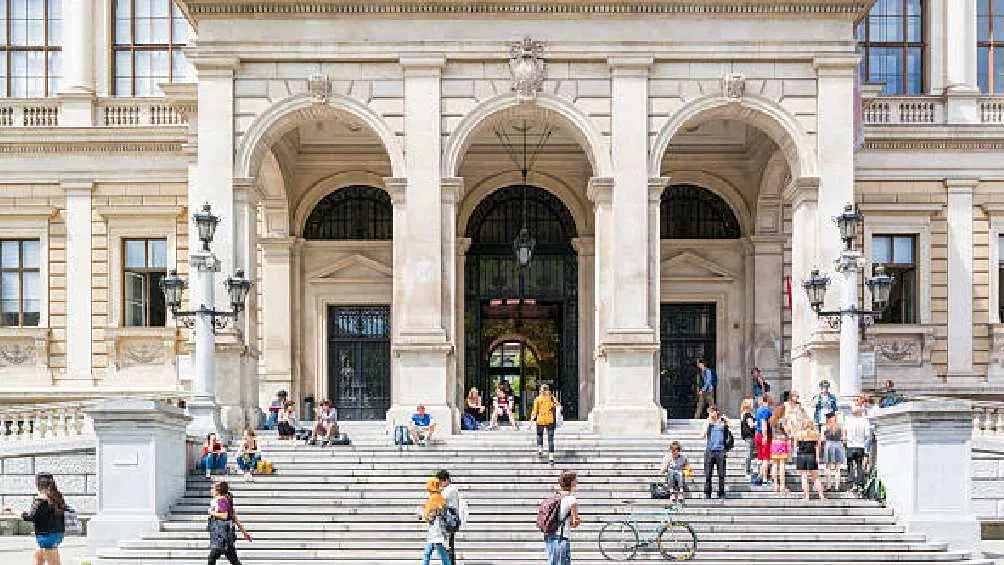 Puedes irte a titular a alguna universidad en el extranjero/Pixabay