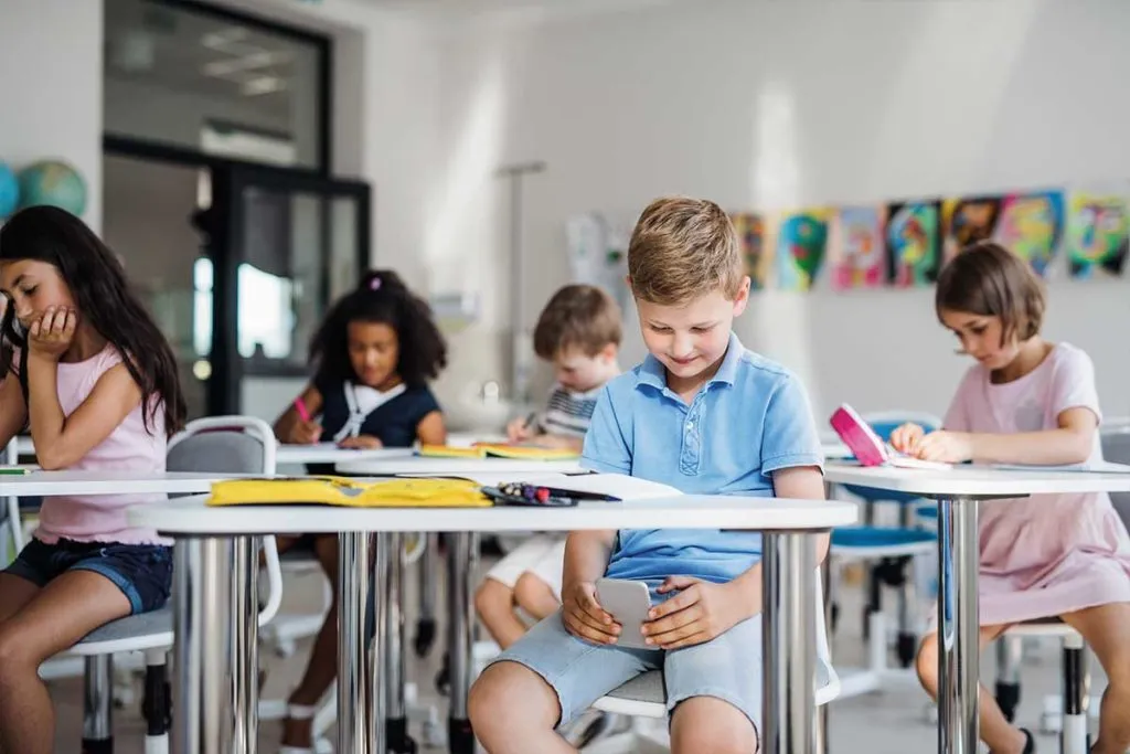 ¿Prohibirán uso de celulares en escuelas? Esto sabemos / Red Educativa Mundial