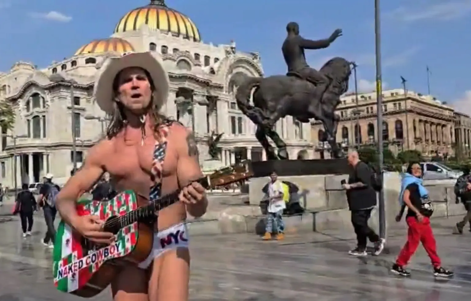 A los mexicanos deportados les cantó el 'Cielito Lindo' / Redes Sociales