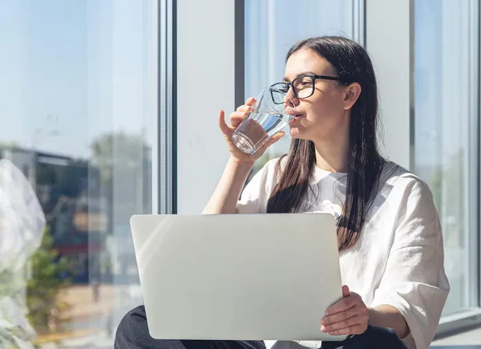 La 'Ley Vaso de Agua' busca que los trabajadores se hidraten mejor / FREEPIK