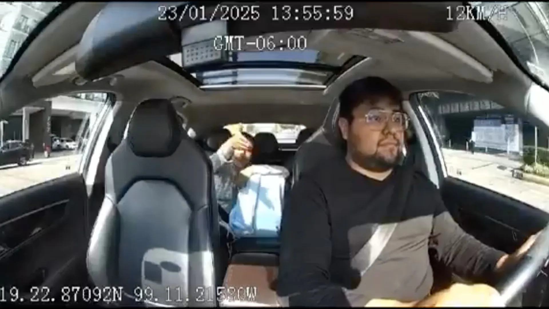 La señora daba indicaciones de cómo el chofer debía de hacer su trabajo / Redes Sociales