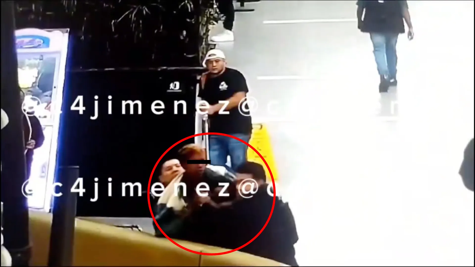 Saliendo de la tienda de lentes fueron detenidos los venezolanos / X: @c4jimenez