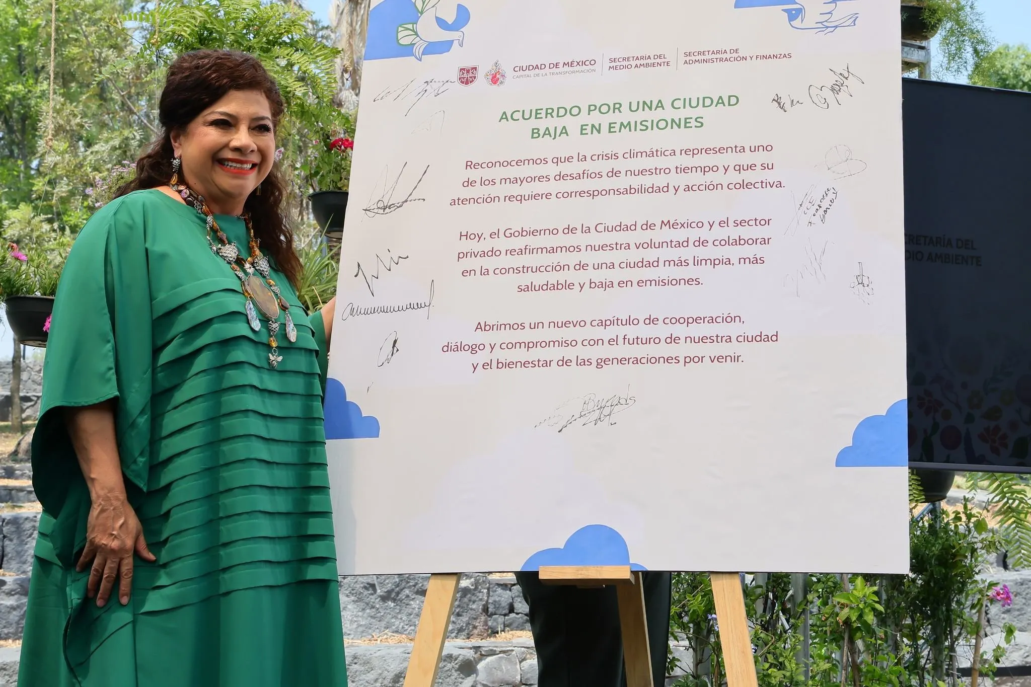 La Jefa de Gobierno, Clara Brugada, firmó el convenio para bajar la emisiones contaminantes / Especial