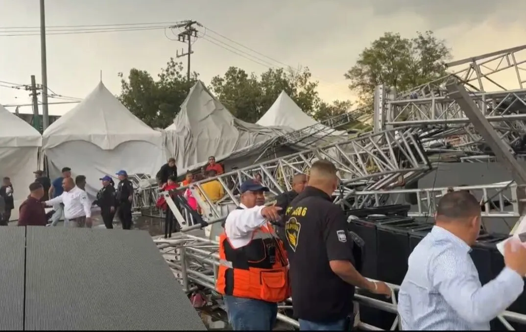El escenario se vino abajo por los fuertes vientos / Redes Sociales