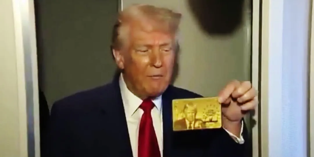 Donald Trump presentó la tarjeta frente la prensa / Redes Sociales