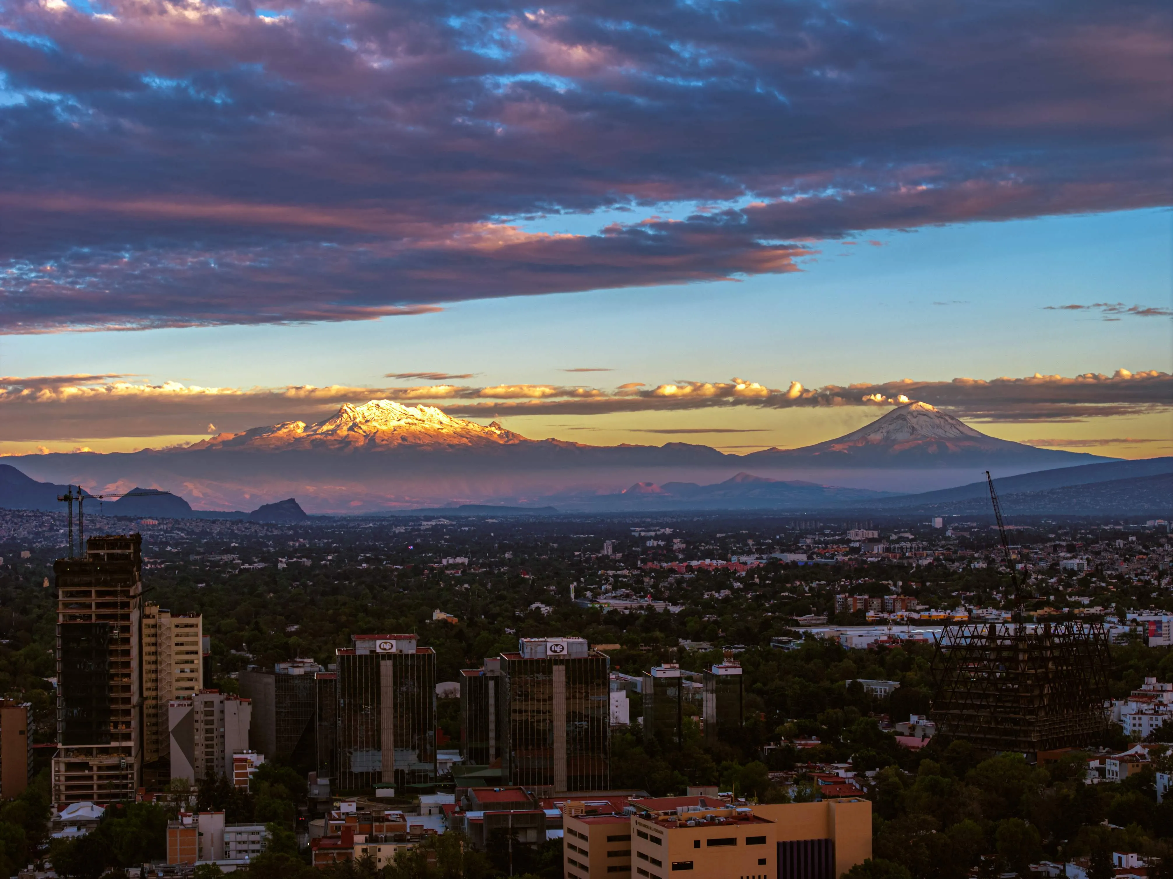 Desde la CDMX los volcanes se podían apreciar llenos de nieve / XINHUA