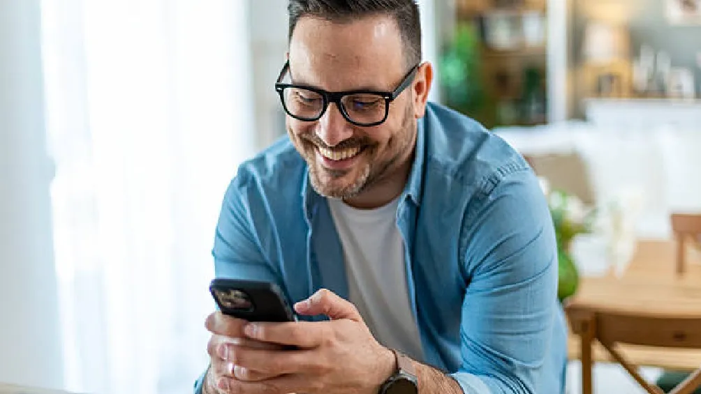 Esta actualización permite seleccionar colores suaves en tonalidades como morado, rosa, azul, amarillo, verde, marrón y gris, adaptándose automáticamente al modo claro u oscuro del dispositivo/iStock