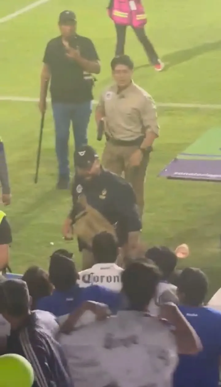 Uno de los elementos de seguridad sacó su arma