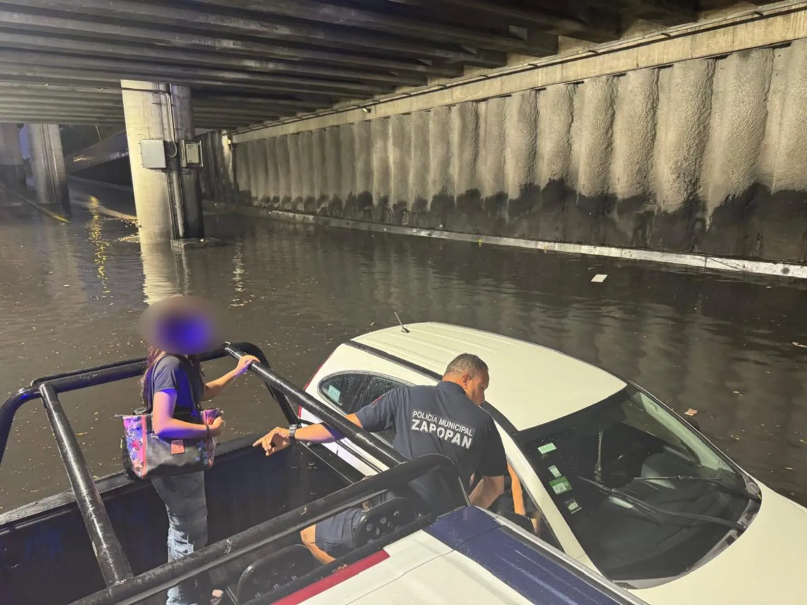 Las autoridades empezaron a rescatar personas atrapadas en sus autos / Redes Sociales