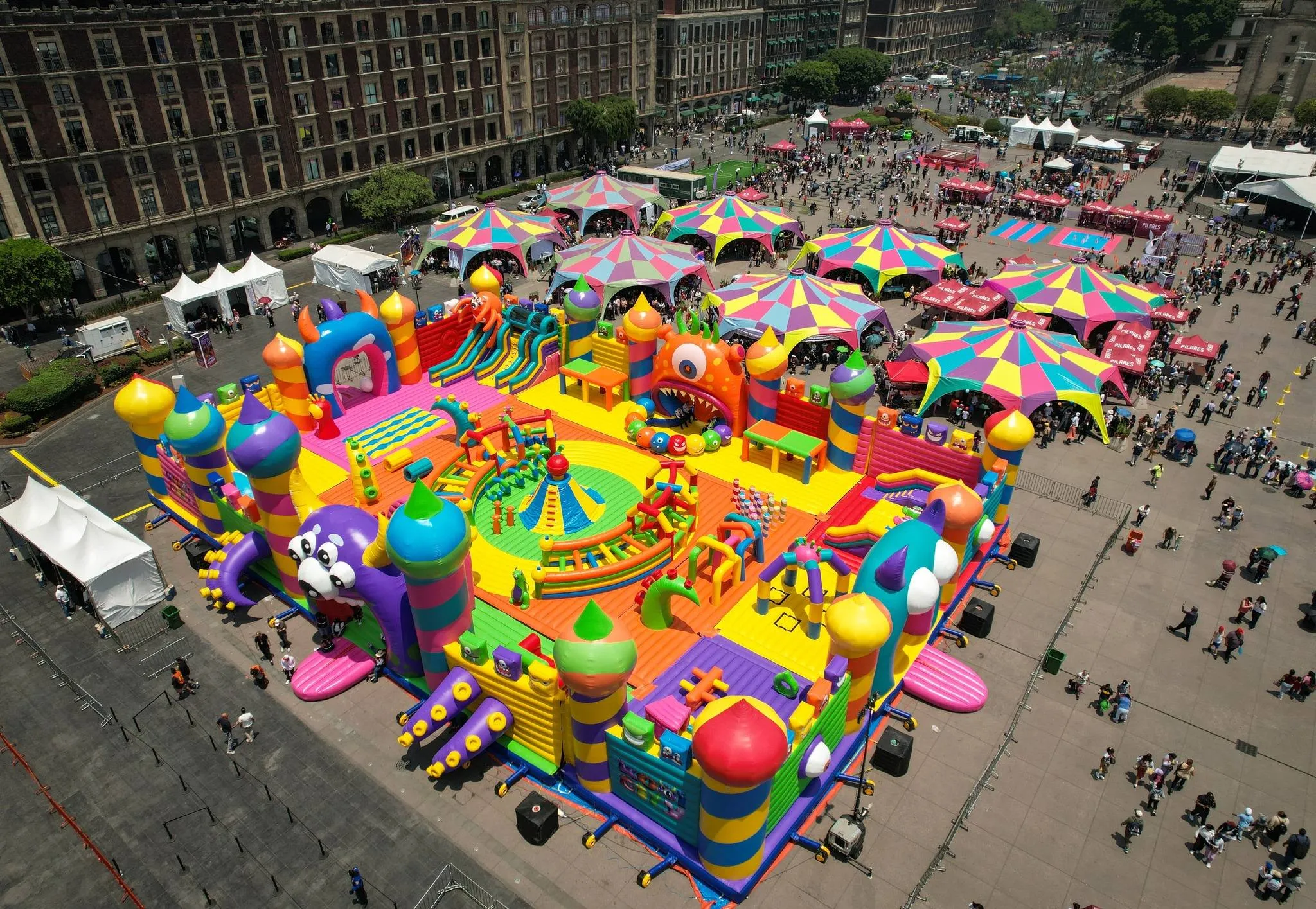 En el Zócalo de la CDMX está todas la actividades montadas / FB: @ClaraBrugadaM