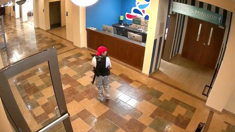 El joven ingresó a la secundaria Antioch en Nashville y disparó a varias personas / BBC