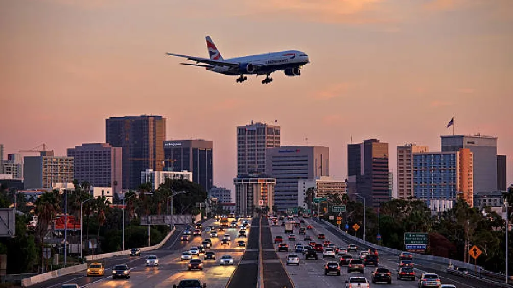 A partir del 7 de mayo de 2025,&nbsp;todos los viajeros aéreos mayores de 18 años que no cuenten con un pasaporte válido, tarjeta de pasaporte u otra forma de identificación aprobada,&nbsp;deberán presentar una REAL ID/iStock