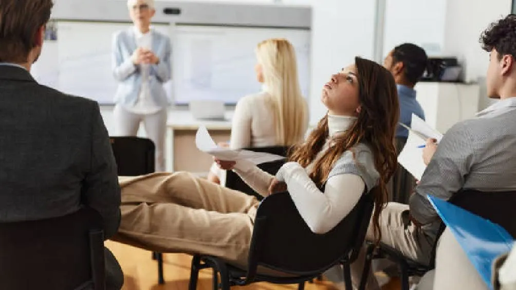 Mantenerse ocupado todo el tiempo y expuesto a información constante activa de manera prolongada el sistema simpático, responsable de la respuesta al estrés/iStock