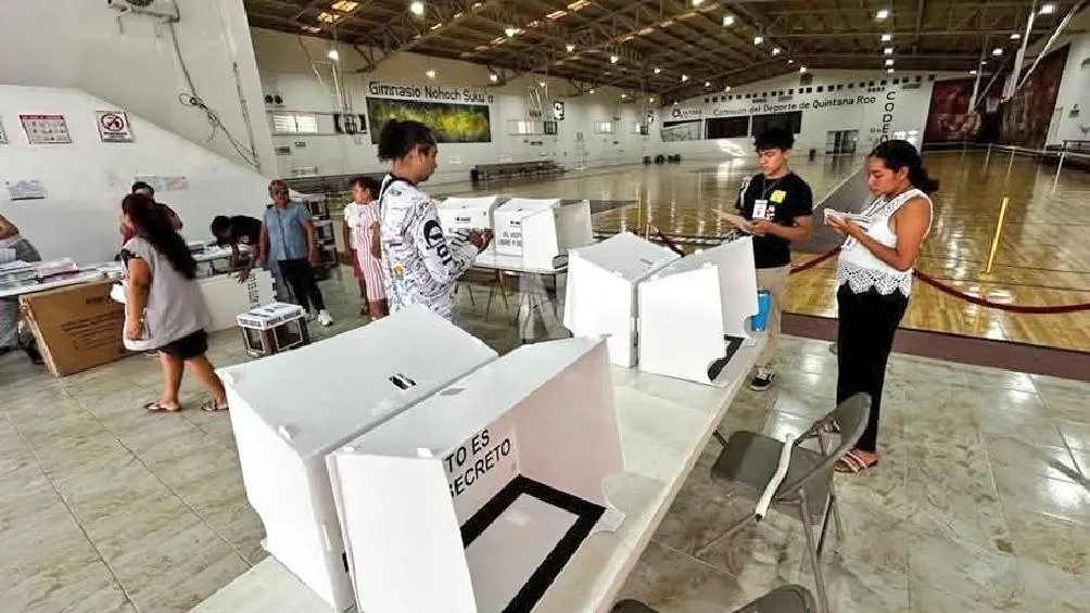 En Quintana Roo, supuestamente integrantes de Morena fueron quienes entregaron los acordeones comestibles/X