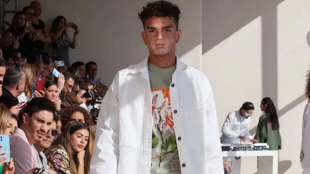 Su trayectoria también incluye modelar en pasarelas/IG: @danielruenes_