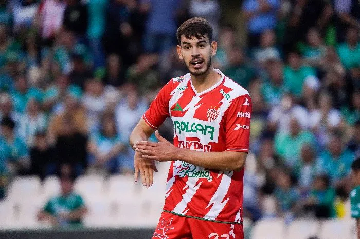 Alan Montes en un partido de Necaxa