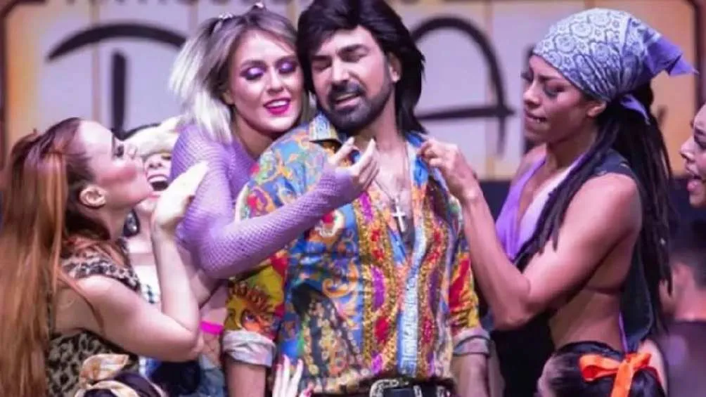 Según versión periodística, el actor sube al escenario ebrio/IG: @albertanoficial