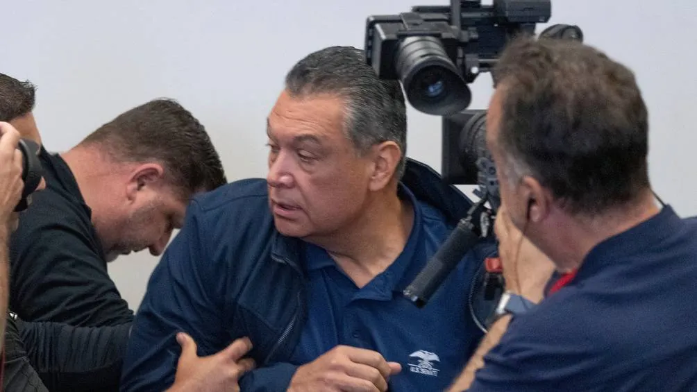 El senador Alex Padilla durante la conferencia de Kristi Noem. / AP