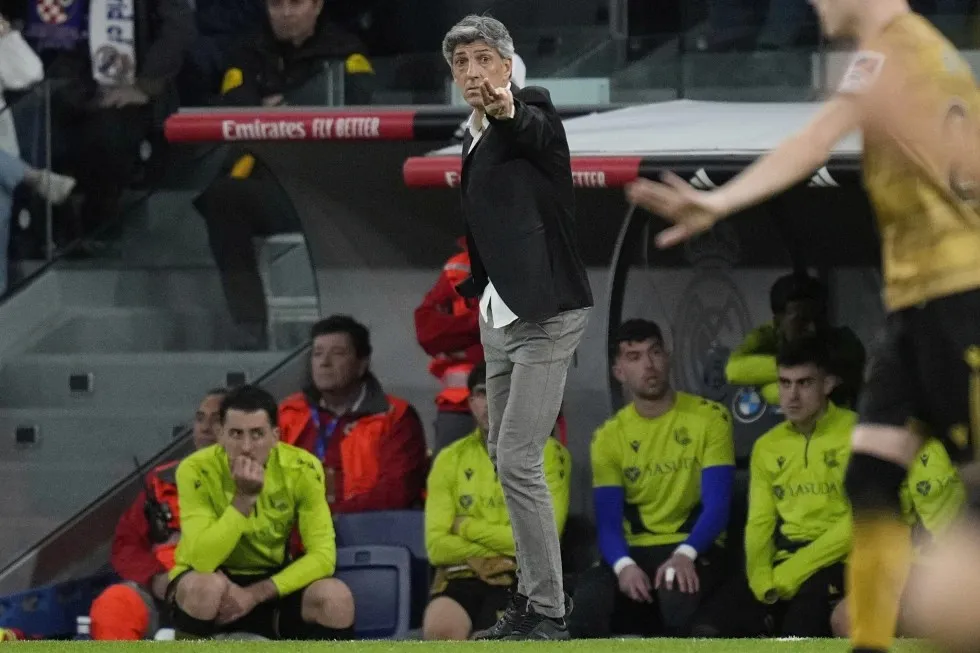 Alguacil da indicaciones durante un partido