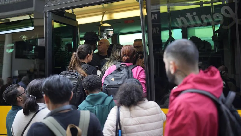 El transporte público ha sido una de los principales problemas tras el apagón/AP