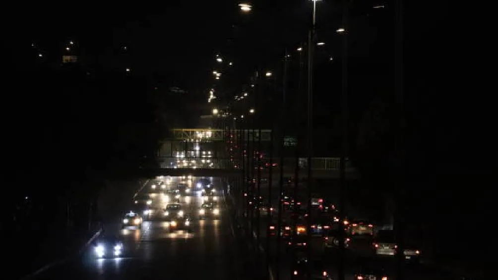 En temporada de calor los apagones suelen volverse comunes/X