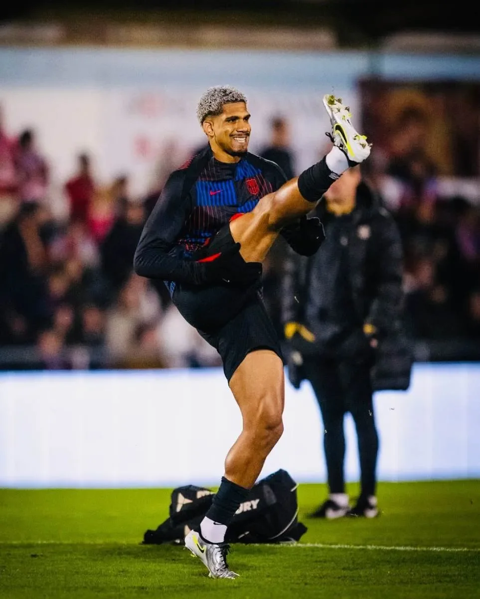 Araújo en calentamiento con Barcelona