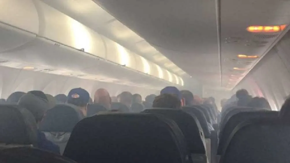 Imágenes compartidas por pasajeros confirman que había humo en la cabina/X
