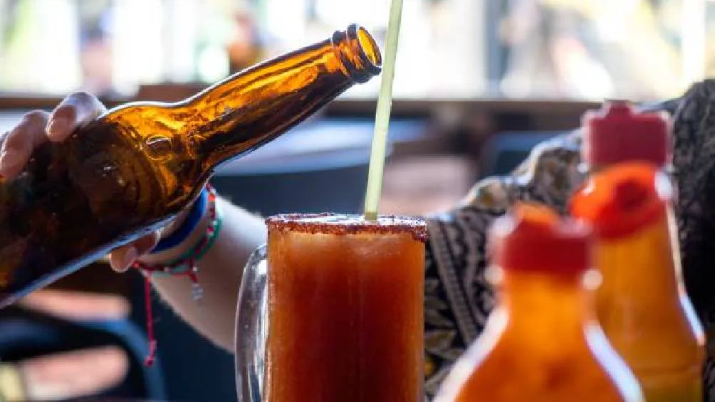 El origen de las micheladas se remonta a México, aunque su historia exacta es motivo de debate. Una de las versiones más populares señala que nació en los años 70 en el Club Deportivo Potosino/iStock