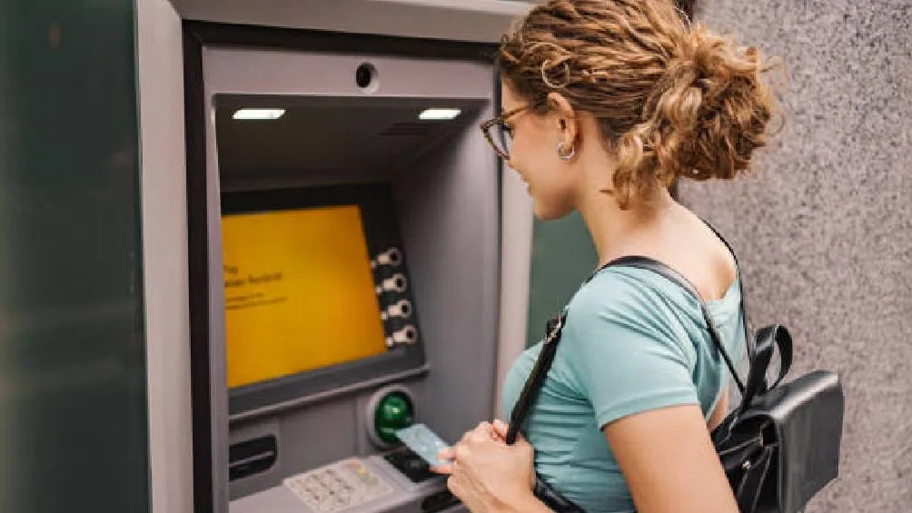 ¡Conoce los días que no abrirán los bancos durante el 2025!/iStock