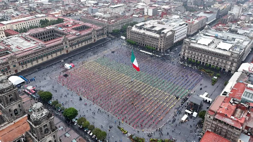 Así es como luce la bandera LGBTTTIQ+ más grande del mundo/X