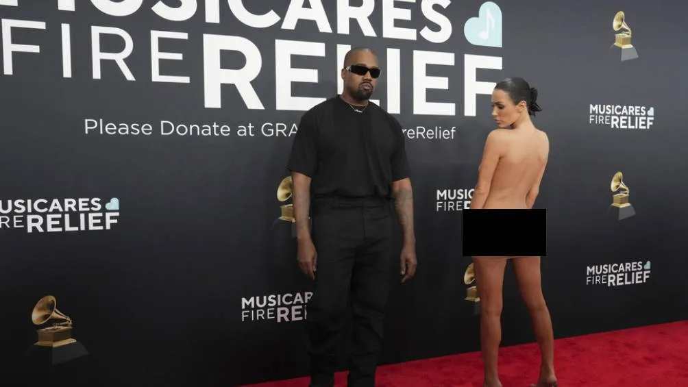 La mujer decidió mostrarse sin ropa en la alfombra roja/AP