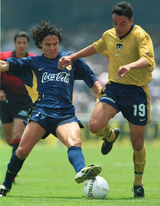 Luna con América en un partido vs Pumas