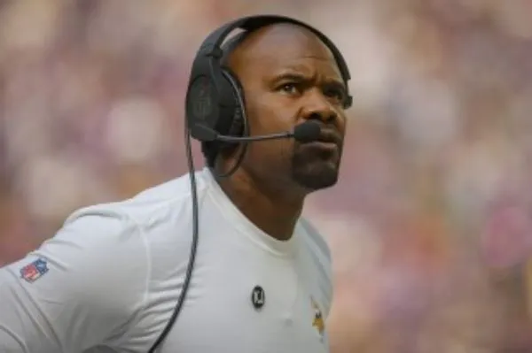 Brian Flores, coordinador defensivo de los Vikings