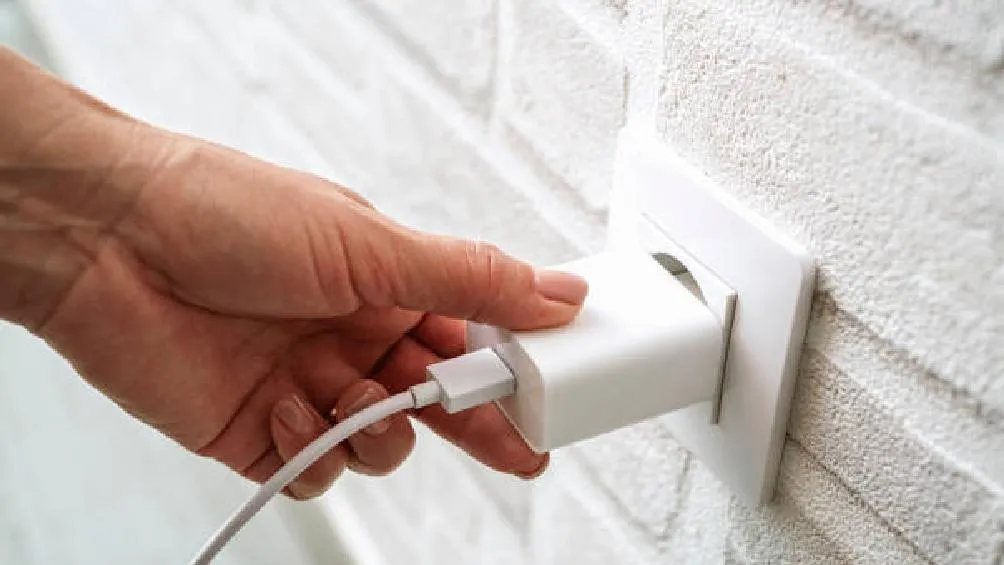 En la actualidad, cargar el celular se ha vuelto una acción primordial, tanto como respirar y comer. Sin embargo, un detalle aparentemente insignificante en este proceso podría dañar tu equipo/iStock