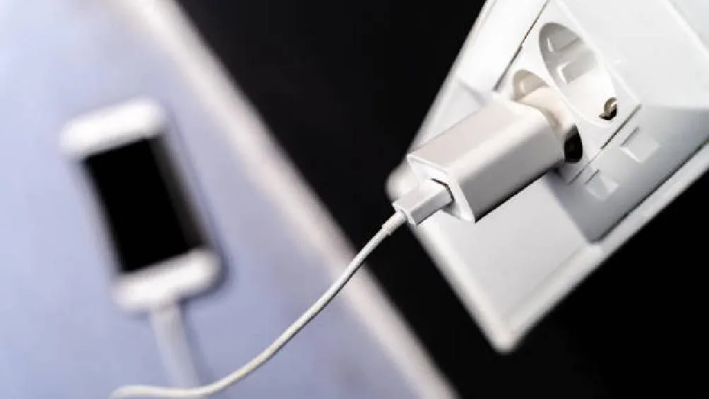 Expertos en tecnología advierten que conectar primero el cargador a la corriente eléctrica puede provocar un pequeño pico de energía/iStock