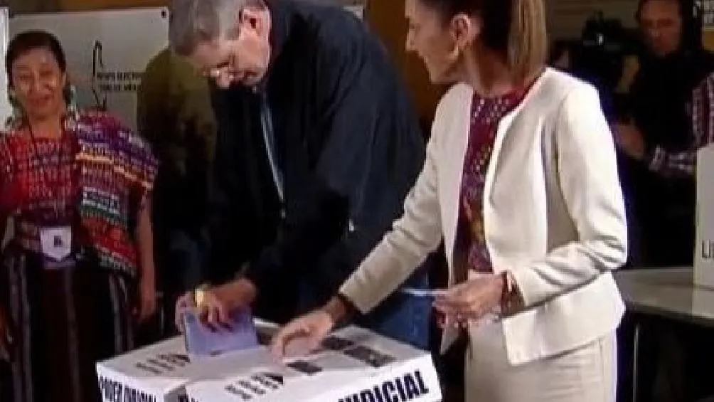 A las 9:28 horas recibió las 9 boletas correspondientes: 6 para cargos federales y 3 para locales/Redes Sociales