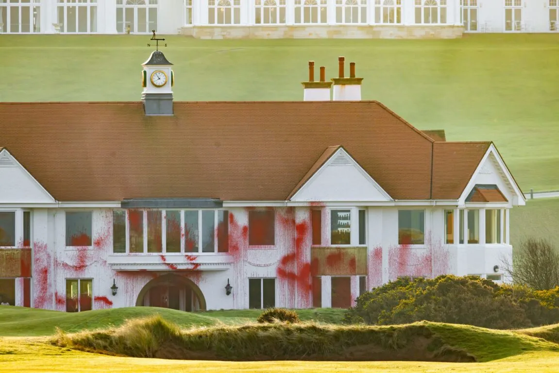 El campo de golf del mandatario en Turnberry fue vandalizado / Redes Sociales