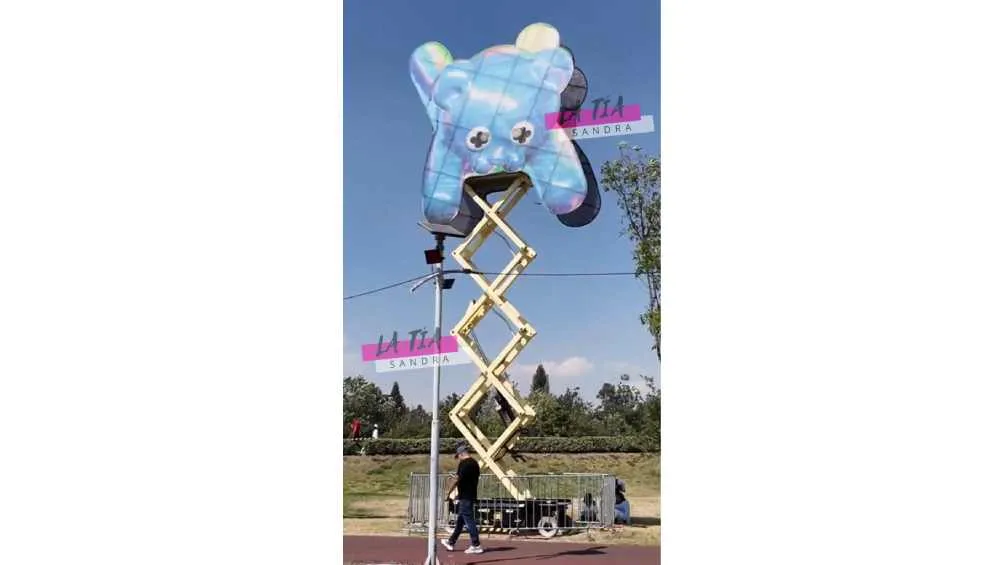 Esta fue la grúa y la estructura metálica que cayeron encima de las víctimas/X