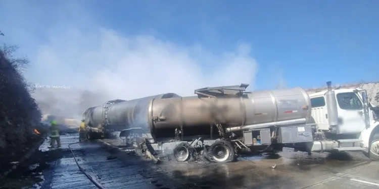 Se registra tráfico en la autopista tras explosión de la pipa / Redes Sociales