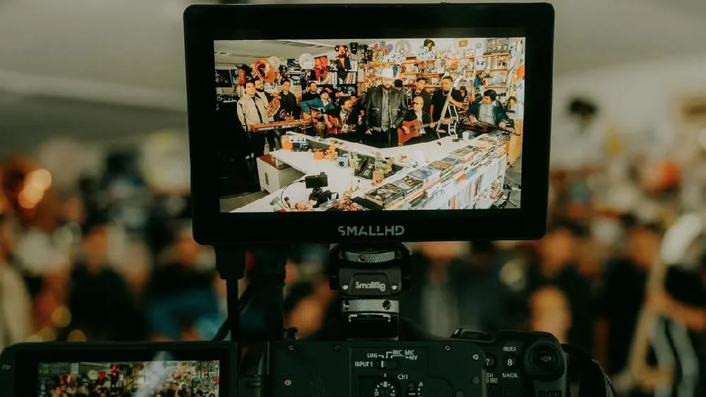 El cantante y compositor Carín León, una de las figuras más influyentes de la música latina contemporánea, vuelve a sorprender con el lanzamiento de Palabra de To’s (Seca), la versión extendida de su aclamado álbum Palabra de To’s/Redes Sociales