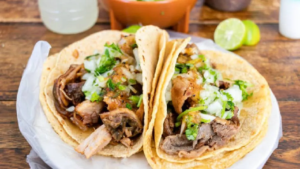 Este platillo tradicional se elabora con diversos cortes del cerdo, como lomo, costilla, pierna, buche y cueritos/iStock